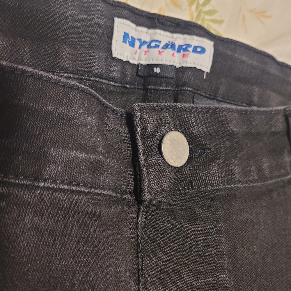 New Skinny Black Jeans with Matte Button